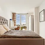 Chic 2-Bedroom Apartment With Stunning Views In London