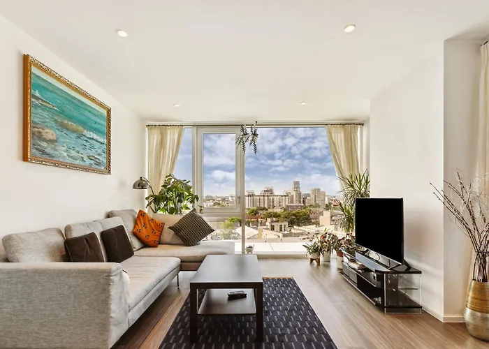 Chic 2-Bedroom Apartment With Stunning Views In London