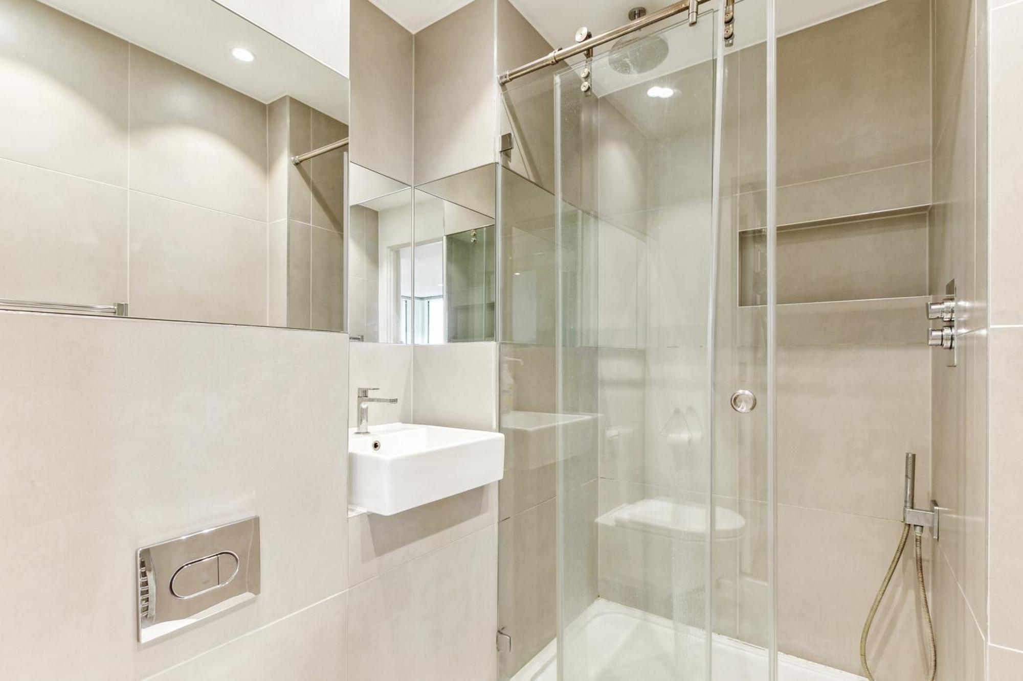 Chic 2-bedroom With Stunning Views In Apartment *