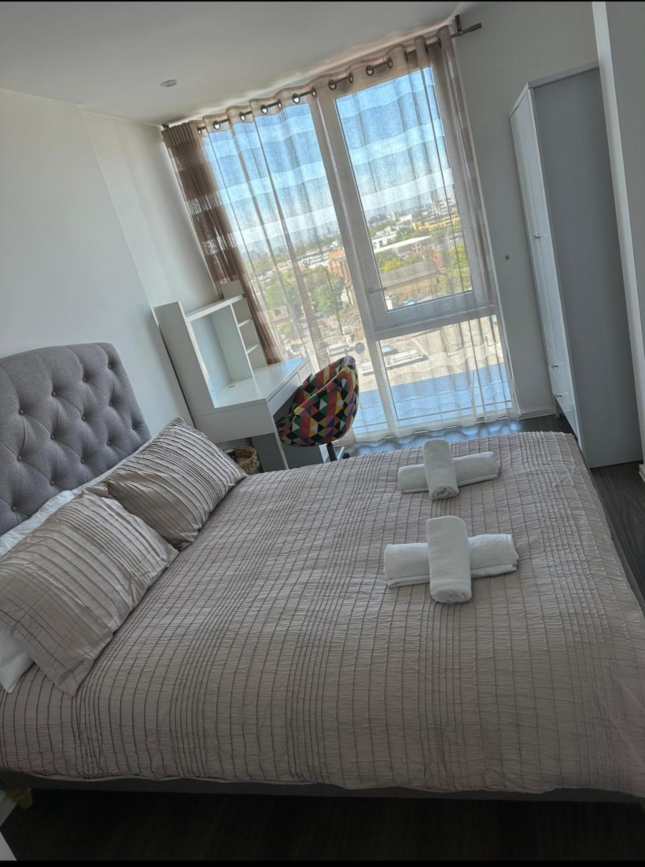 Chic 2-bedroom With Stunning Views In Apartment